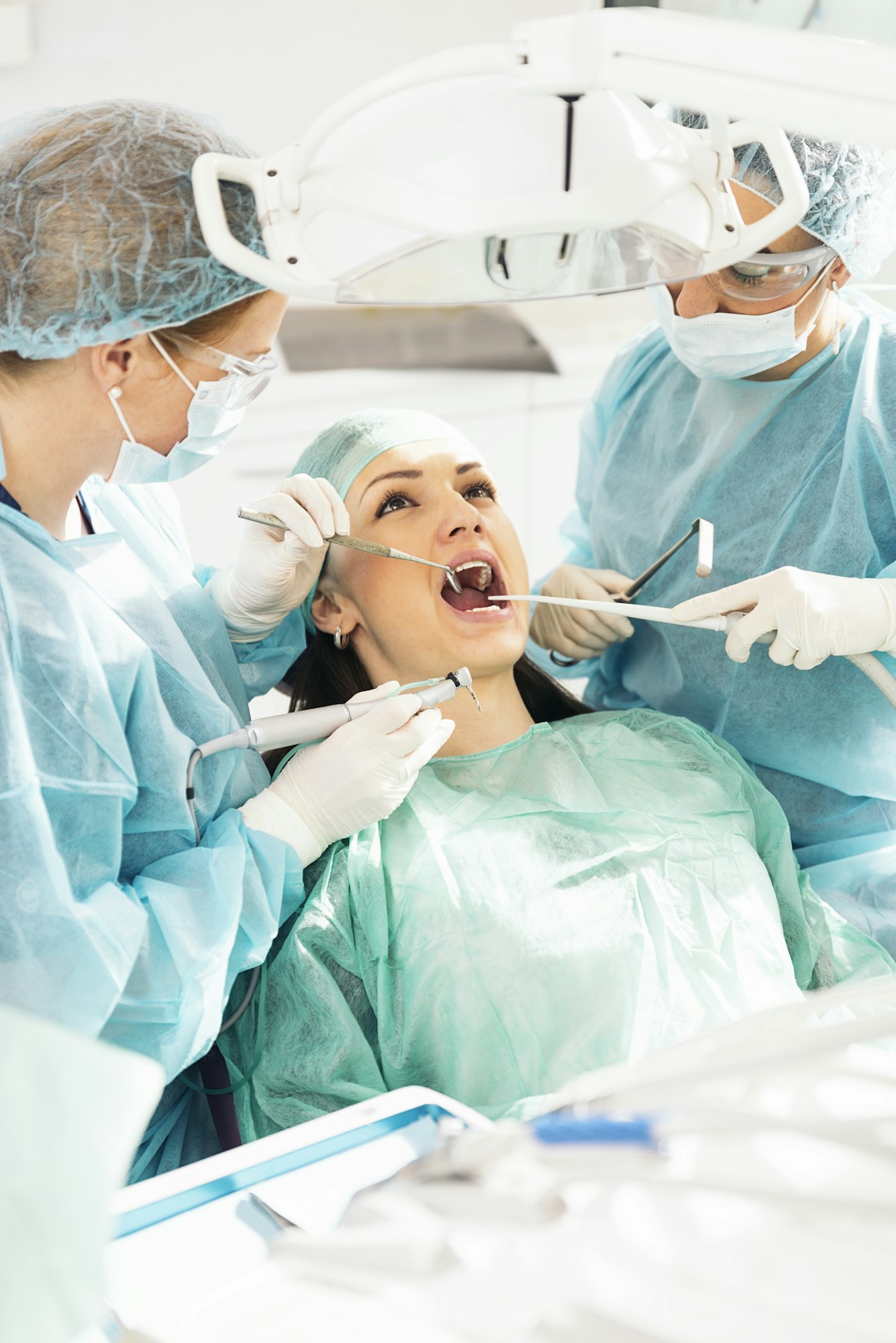 Dentists with a patient during a dental intervention.